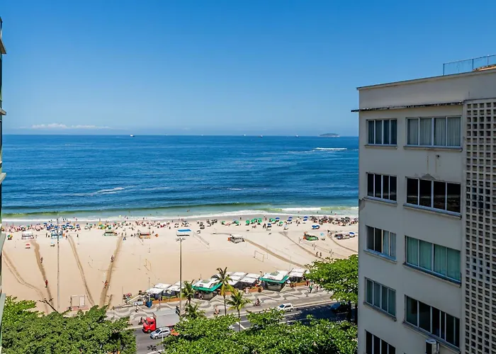 Prédio com serviços ao lado da praia de Copacabana Rio de Janeiro